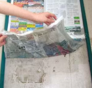 用浸湿报纸清洁纱窗